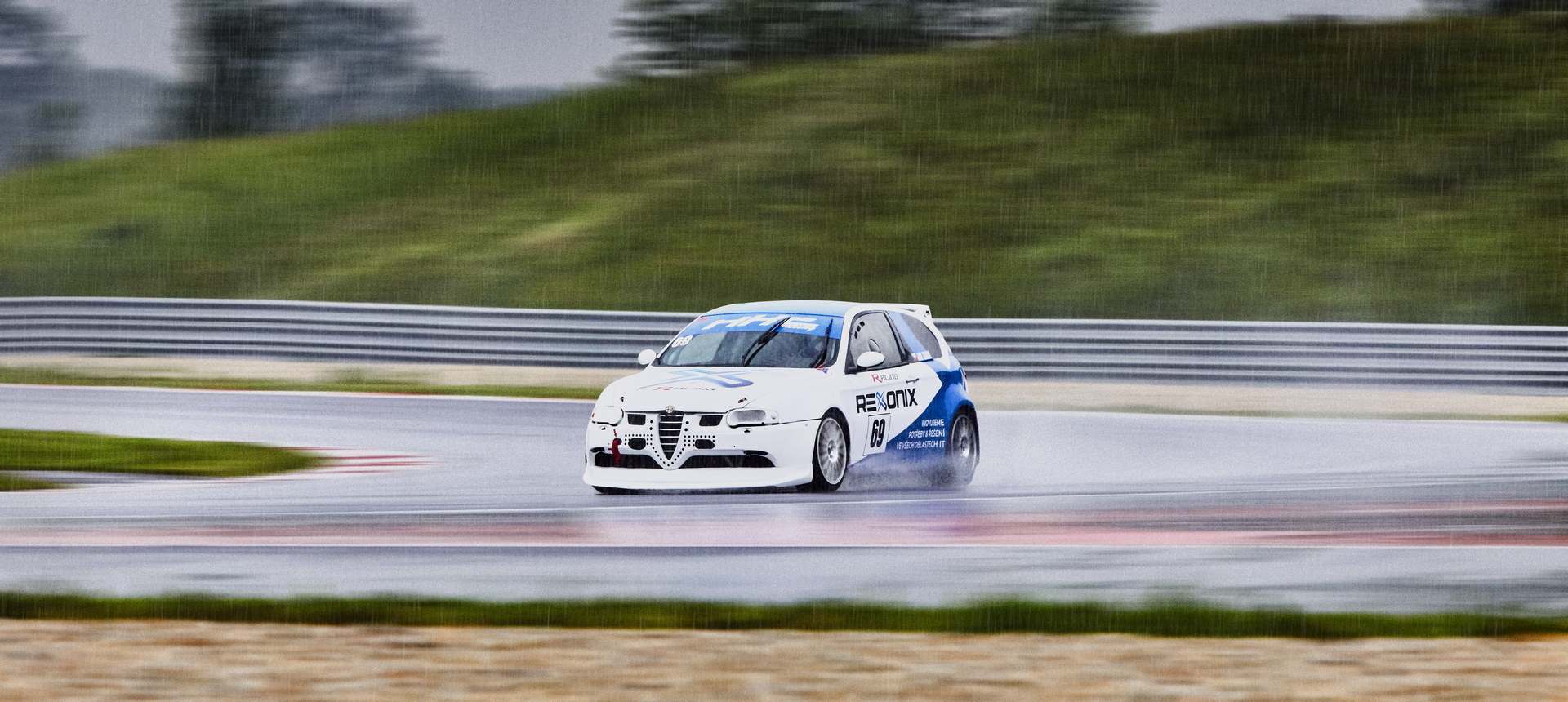 Rexonix Racing v zatáčce za deště