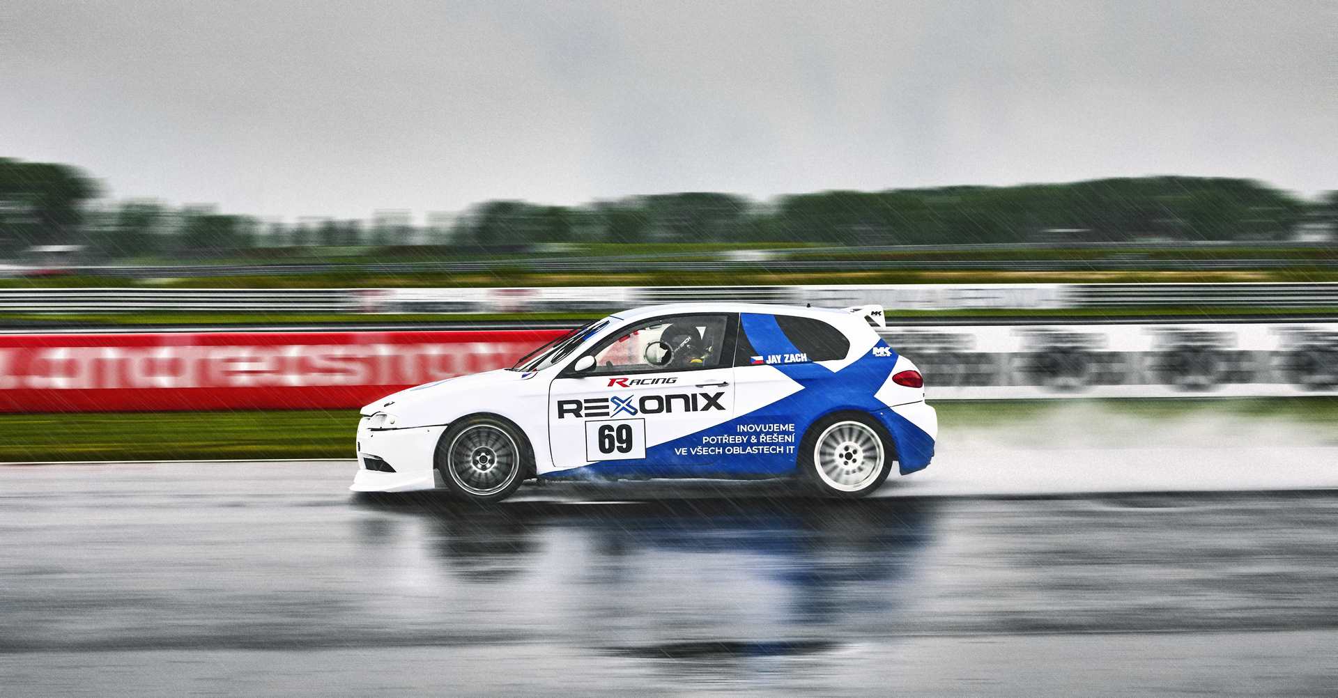 Závodní auto Rexonix Racing na okruhu